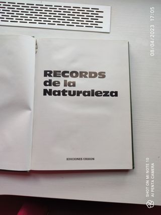 Libro Records de la Naturaleza. Tapa dañada