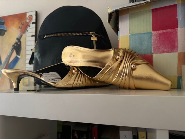 Mules doradas de piel