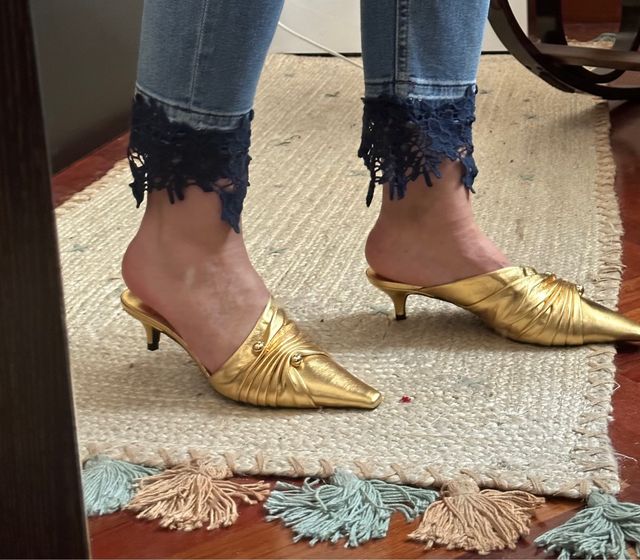 Mules doradas de piel