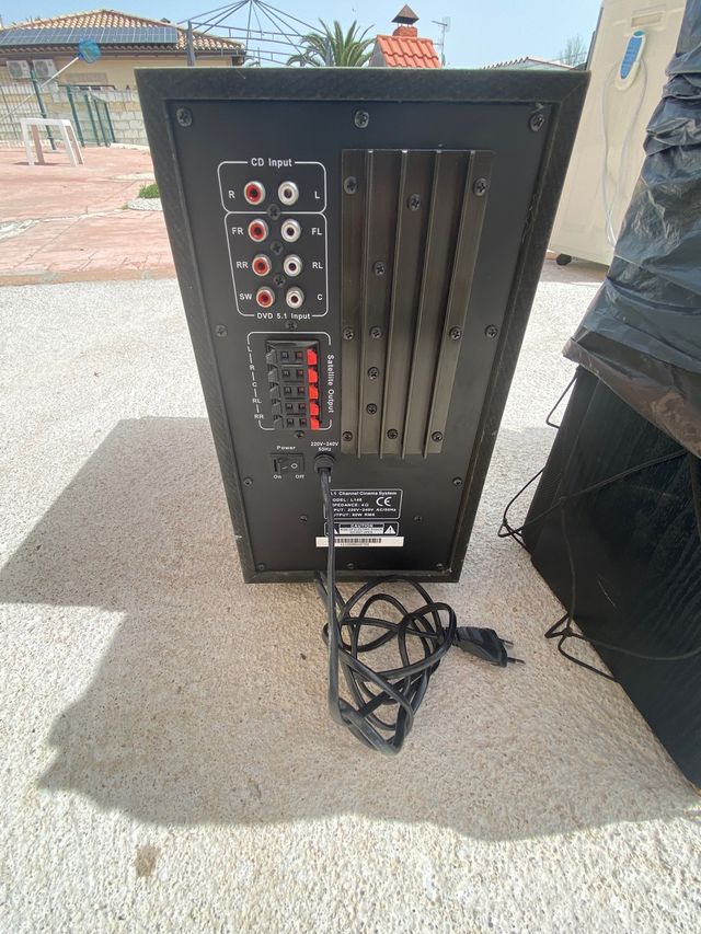 Altavoces Aiwa y subwoofer airis de segunda mano por 40 EUR en Alcorcón