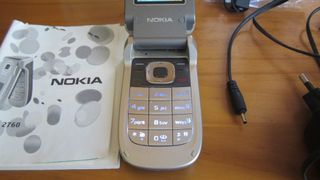 NOKIA 2760 CON TODOS SUS ACESORIOS
