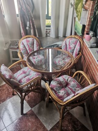 mesa y sillas mimbre terraza