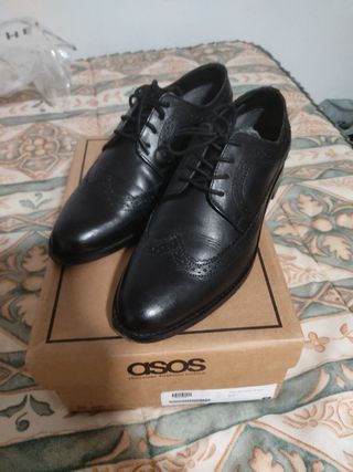 Zapatos negros de charol de cuero