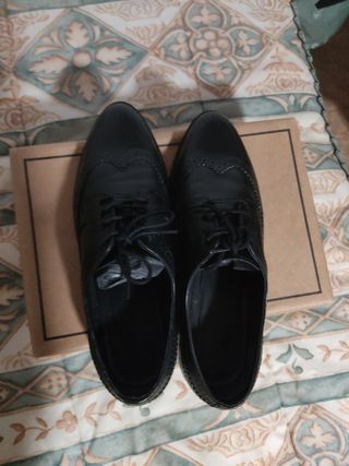 Zapatos negros de charol de cuero