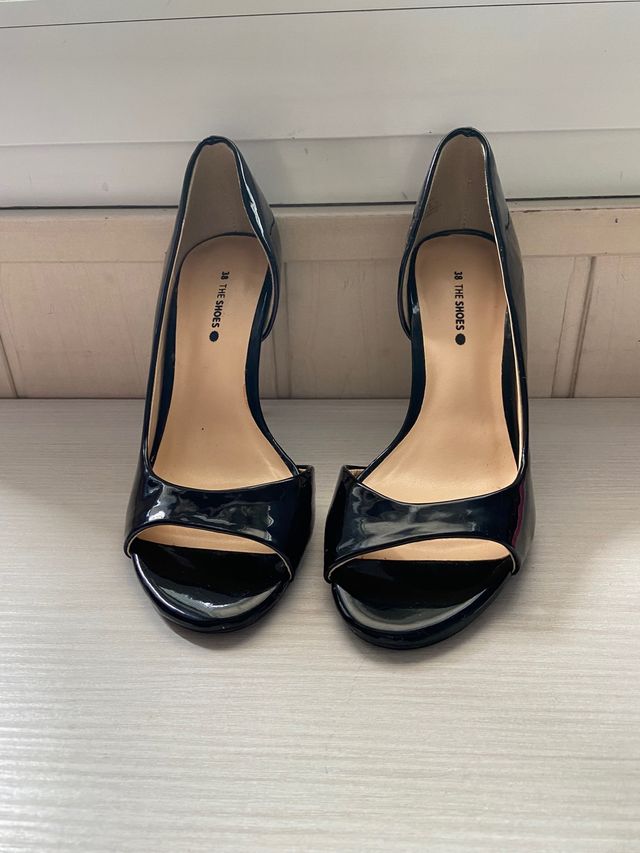 Tacones negro de charol.