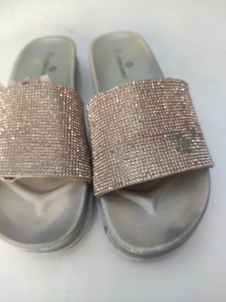 preciosas zapatillas dorada, para casa o playa.