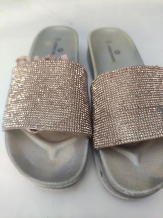 preciosas zapatillas dorada, para casa o playa.