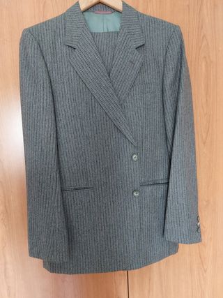 Traje de caballero en perfecto estado