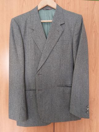 Traje de caballero en perfecto estado