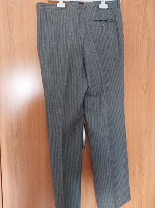 Traje de caballero en perfecto estado