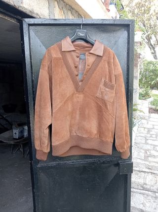chaqueta de cuero y pekary