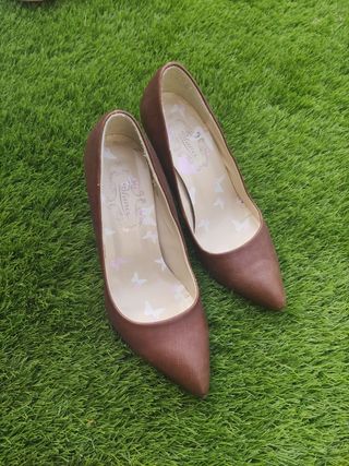 Zapatos de tacón, sandalias, manoletinas. 