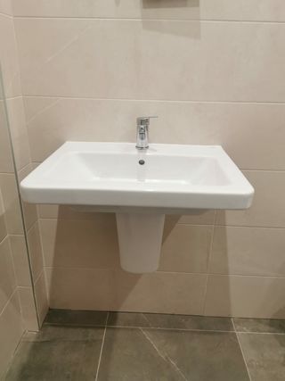Lavabo supendido marca gala y grifería gala