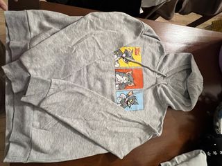 Vendo sudadera capucha gris TOM&JERRY