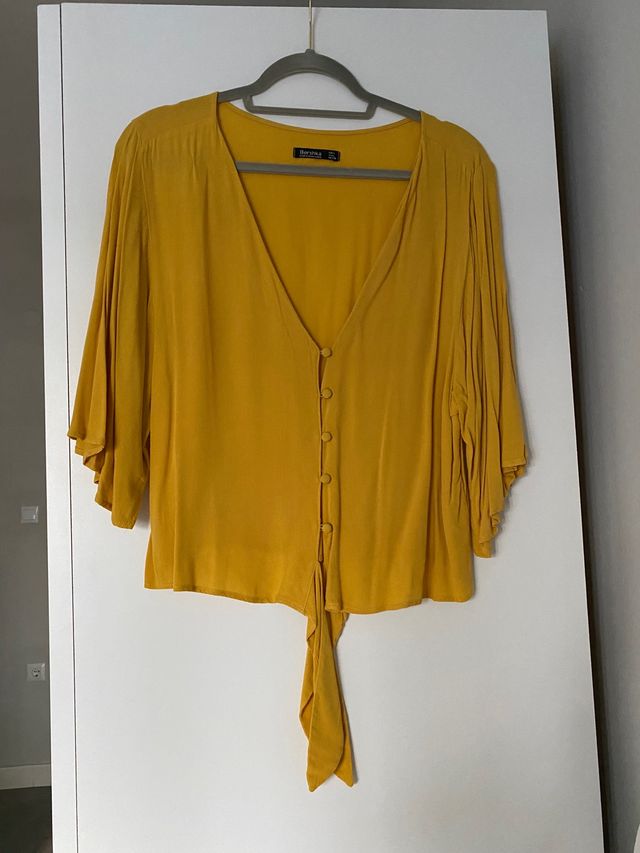 Blusa amarilla. Bershka. Talla L