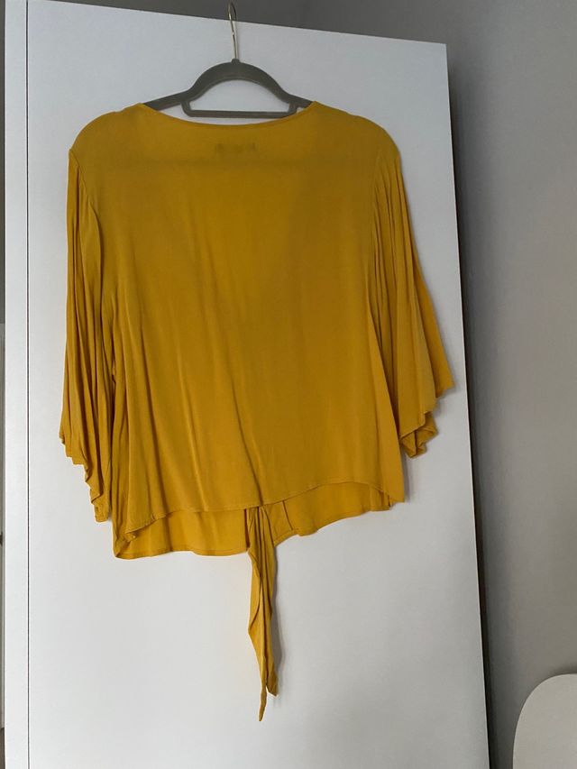 Blusa amarilla. Bershka. Talla L