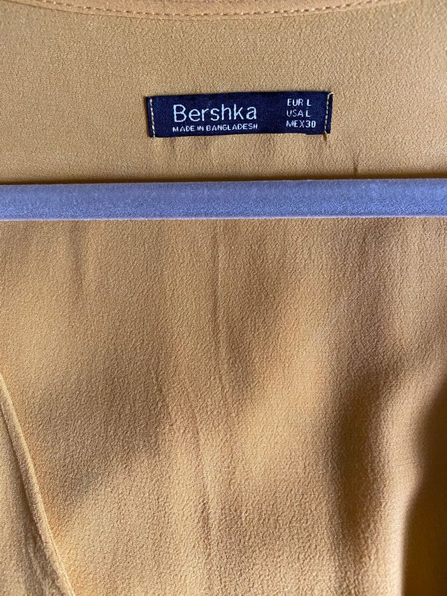 Blusa amarilla. Bershka. Talla L