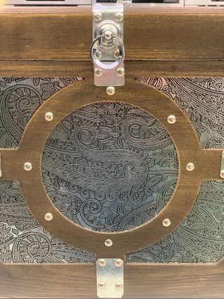 Baul de madera y metal nuevo a estrenar