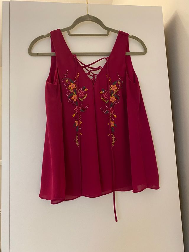 Blusa buganvilla. Stradivarius. Talla L