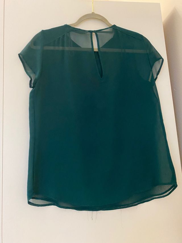 Blusa Zara. Verde y apliques. Talla L
