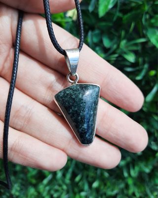 Colgante de Jade Jadeita y Plata de Ley.