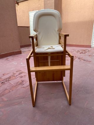 Trona convertible en mesa y silla.