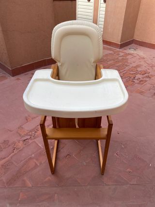 Trona convertible en mesa y silla.