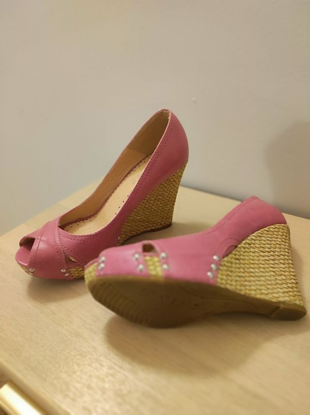 Sandalias cuña en rosa chicle