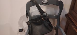 bolso piel negro anillas doradas