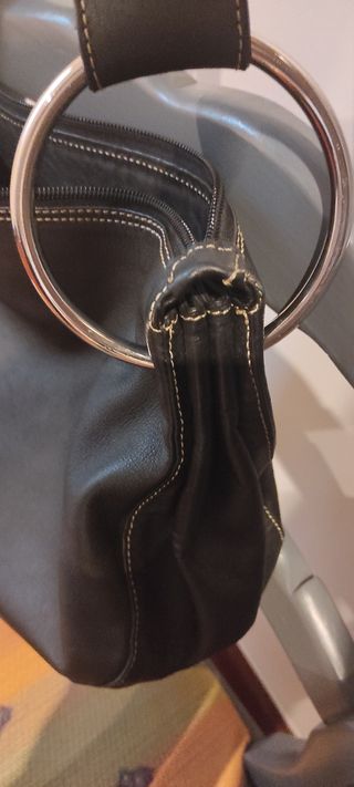 bolso piel negro anillas doradas