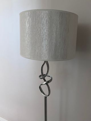 Lámpara de pie acero plateada