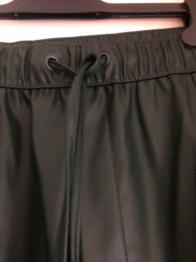 Pantalón cuero verde Zara.