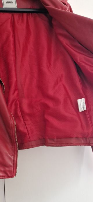 cazadora polipiel roja