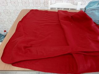 Manta de color roja de viaje o sofá mide 1,55 mts.