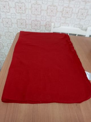 Manta de color roja de viaje o sofá mide 1,55 mts.