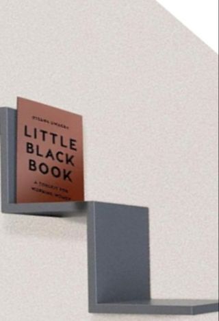 Libreria con scala a zigzag grigia