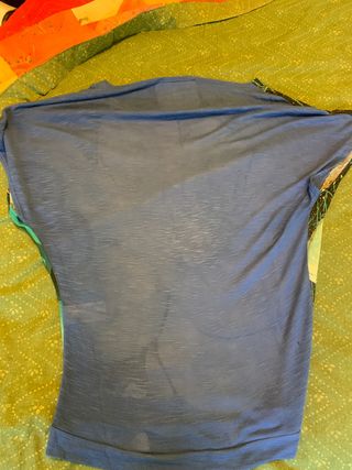 Camiseta desigual manga murciélago 