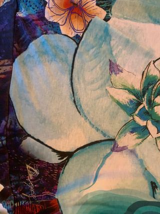 Camiseta desigual manga murciélago 