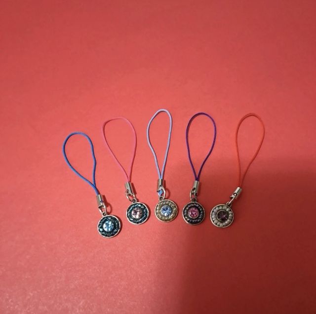 11 laccetti con ciondolo