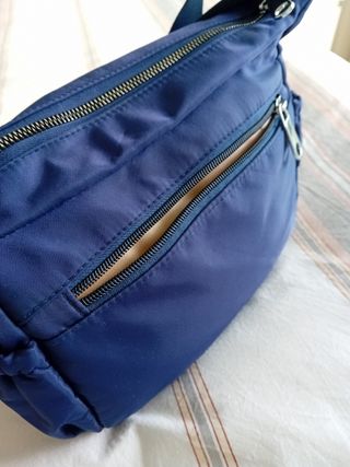 Bolso azul.