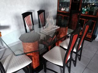 Conjunto de mesa, sillas y mueble.