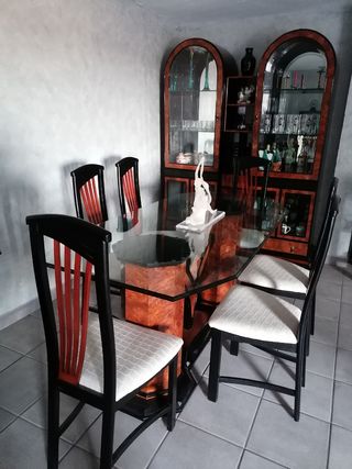 Conjunto de mesa, sillas y mueble.
