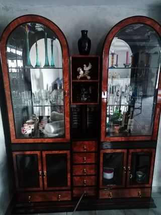 Conjunto de mesa, sillas y mueble.