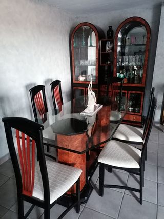 Conjunto de mesa, sillas y mueble.
