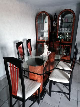 Conjunto de mesa, sillas y mueble.
