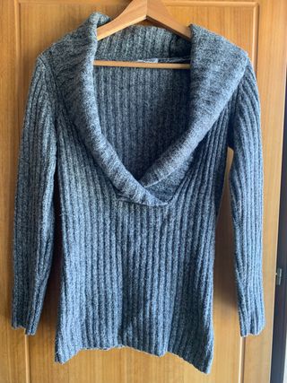 Suéter gris cuello amplio volcado 