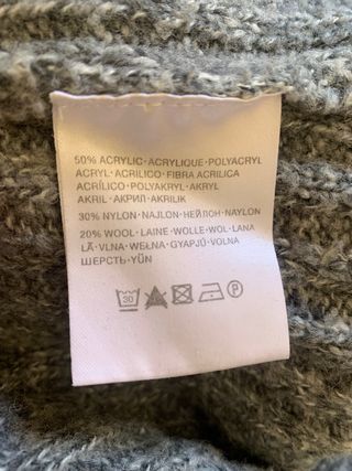 Suéter gris cuello amplio volcado 