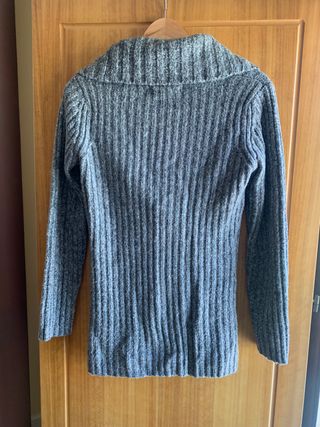 Suéter gris cuello amplio volcado 