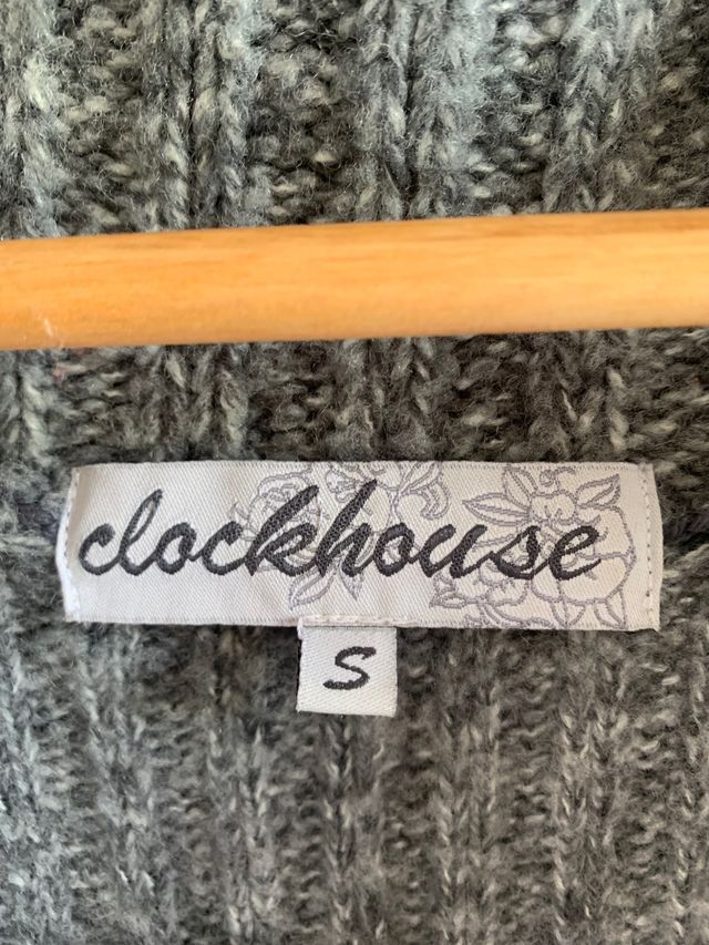 Suéter gris cuello amplio volcado