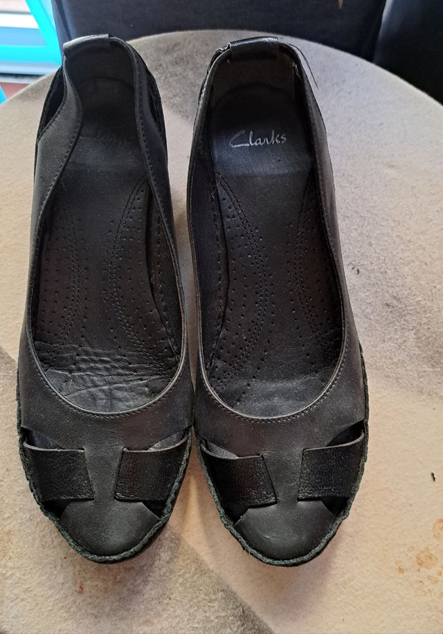 zapatos de cuñas en negro clarks
